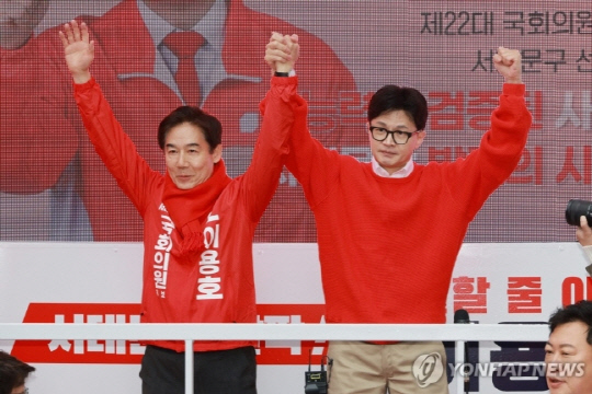 국민의힘 한동훈 비상대책위원장 겸 총괄 선거대책위원장이 28일 서울 신촌 유플렉스 인근에서 이용호 후보와 함께 지지를 호소하고 있다. 연합뉴스